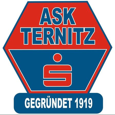 Ein sechseckiges rotes und blaues Schild mit der Aufschrift ASK TERNITZ und einem S-Symbol. Es steht 'GEGRUNDET 1919' unten.