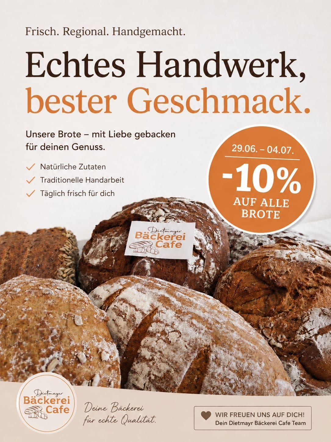 Eine Werbung für Brot zeigt eine Sammlung frisch gebackener Brote mit 10% Rabatt. Sie hebt natürliche Zutaten, traditionelle Handwerkskunst und tägliche Frische hervor. Die Aktionsdaten sind vom 29.06. bis 04.07.
