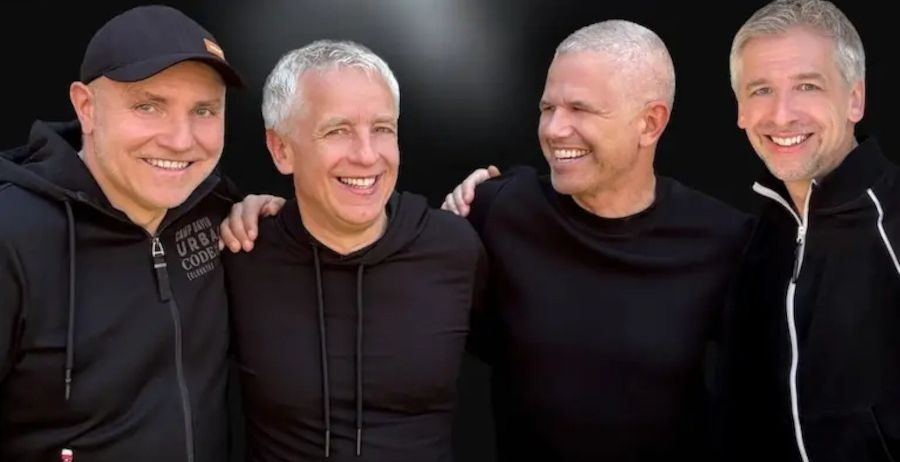 Vier Männer in schwarzen Jacken lächeln für ein Foto. Der Text 'Glanzstucke' steht über ihnen. Unten steht 'Fr.06./Sa.07.02.2026 20:00Uhr dachbodenTheater 2.0'.