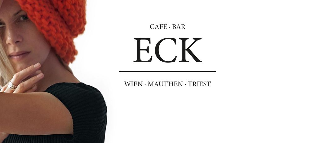 Eine Person mit einem roten Hut und einem schwarzen Oberteil ist zu sehen. Darunter steht der Text Cafe Bar Eck in schwarz. Die Orte Wien, Mauthten und Triest werden ebenfalls erwähnt.