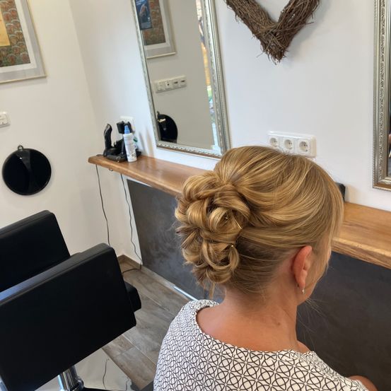 Bild enthält, Adult, Female, Person, Woman, Hair, Beauty Salon, Indoors, Head, Face