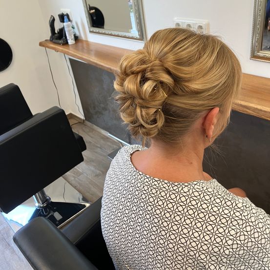 Bild enthält, Hair, Person, Adult, Female, Woman, Head, Bun (Hairstyle)