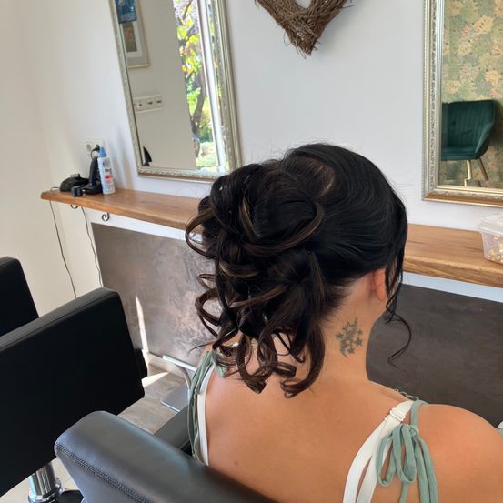 Bild enthält, Adult, Female, Person, Woman, Hair, Head