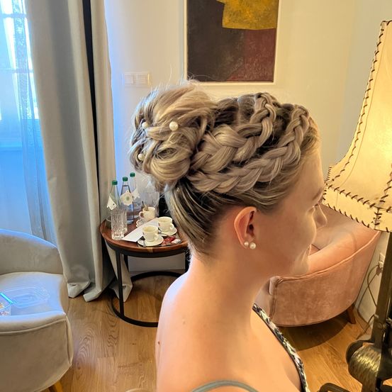 Bild enthält, Person, Hair, Body Part, Face, Head, Neck, Chair, Furniture