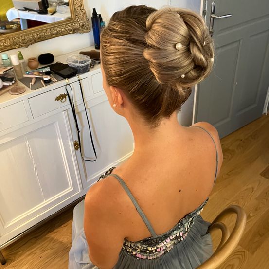 Bild enthält, Hair, Person, Adult, Female, Woman, Head, Bun (Hairstyle)