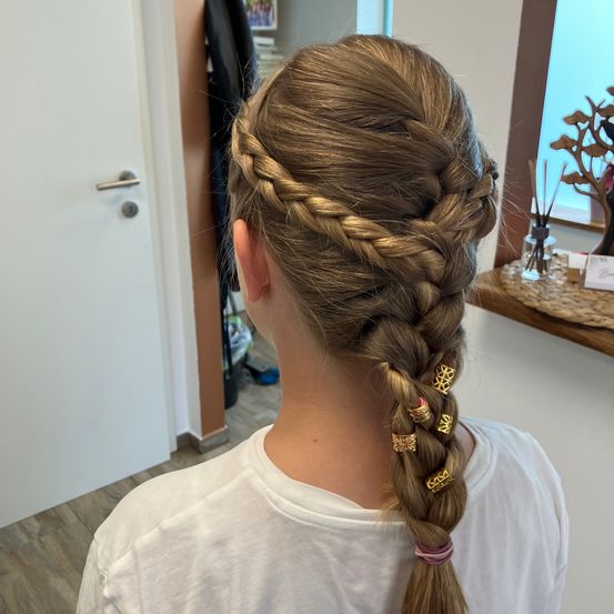 Bild enthält, Braid, Hair, Person, Child, Female, Girl, Head
