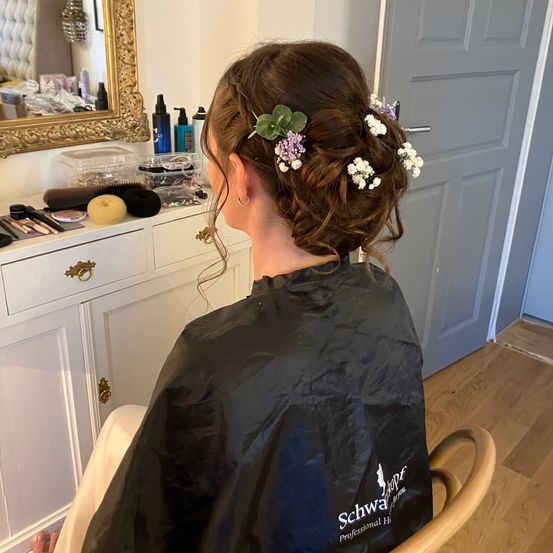 Bild enthält, Person, Head, Face, Hair, Indoors