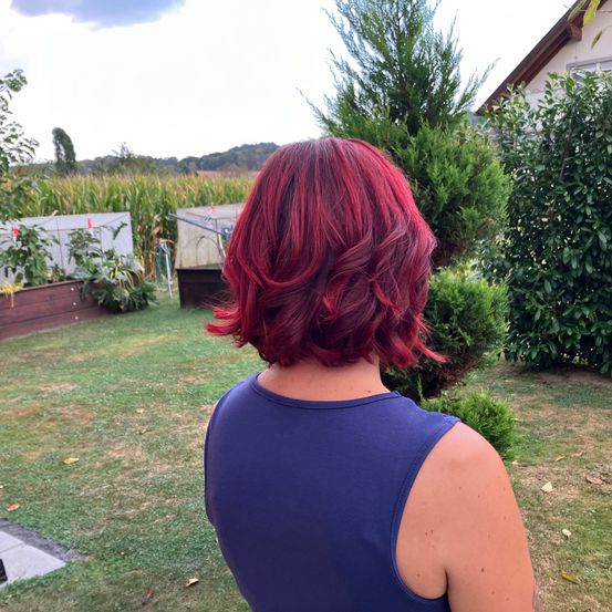 Bild enthält, Backyard, Outdoors, Adult, Female, Person, Woman, Tree, Hair, Shelter, Potted Plant