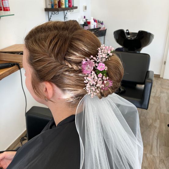 Bild enthält, Adult, Bride, Female, Person, Woman, Hair, Bun (Hairstyle), Face, Head, Bridal Veil