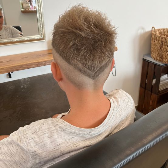 Bild enthält, Hair, Person, Head, Face, Crew Cut