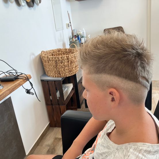 Bild enthält, Boy, Child, Male, Person, Face, Head, Hair, Mohawk Hairstyle