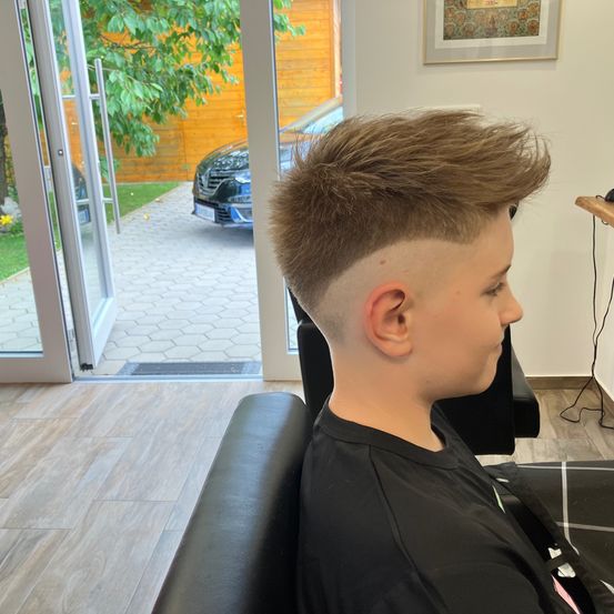 Bild enthält, Boy, Male, Person, Teen, Face, Head, Floor, Door, Hair, Mohawk Hairstyle