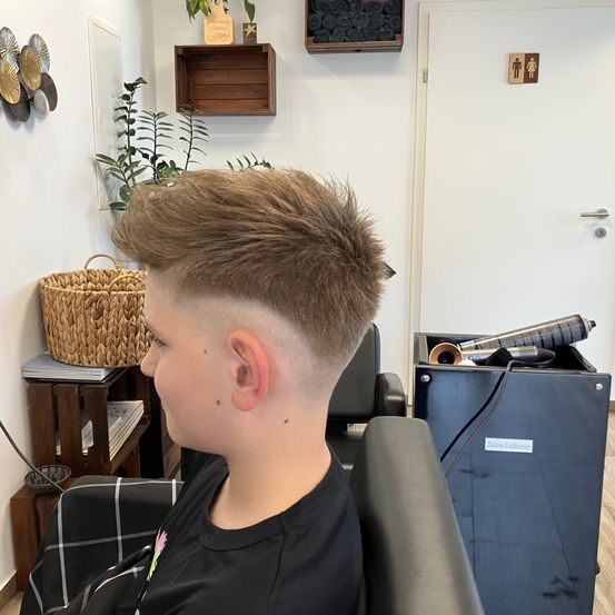 Bild enthält, Person, Face, Head, Hair, Crew Cut, Mohawk Hairstyle, Barbershop, Indoors