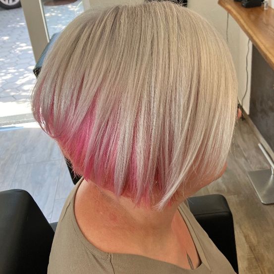 Bild enthält, Adult, Female, Person, Woman, Hair, Machine, Wheel, Car, Vehicle, Head