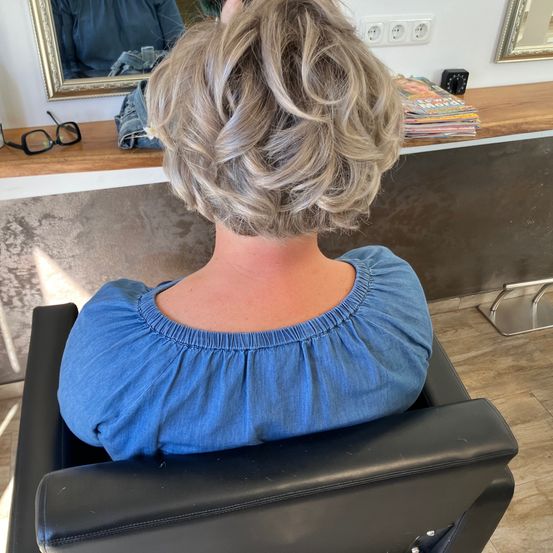 Bild enthält, Person, Hair, Head