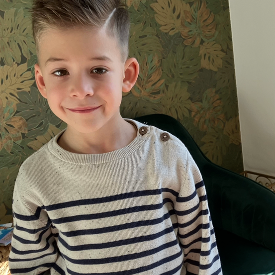 Bild enthält, Person, Photography, Portrait, Smile, T-Shirt, Long Sleeve, Couch, Boy, Child, Male