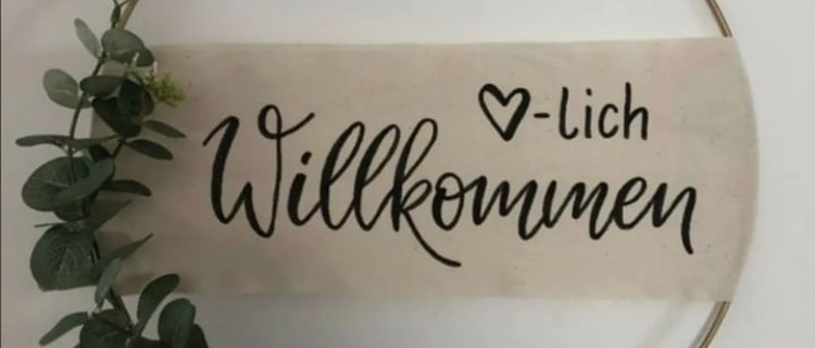 Bild enthält, Accessories, Jewelry, Necklace, Text, Person, Hoop, Earring