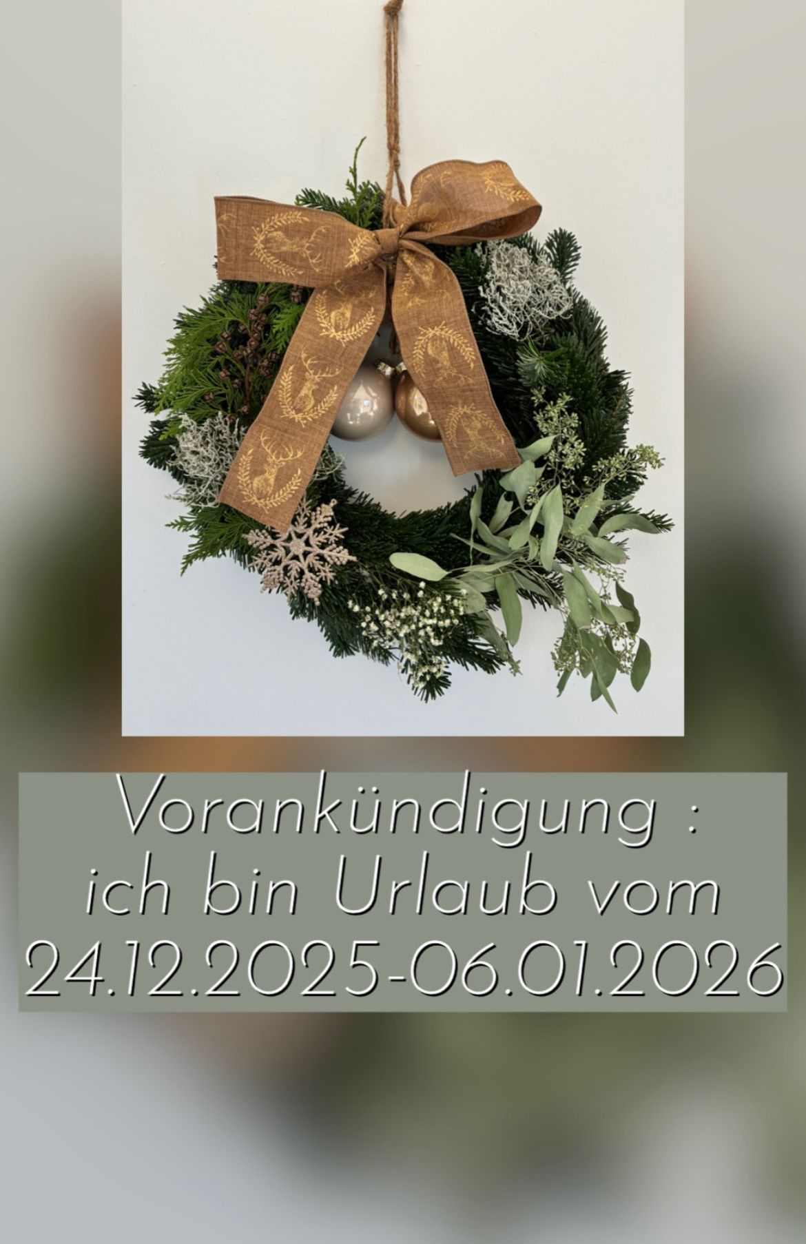 Ein Kranz mit einem braunen Band und goldenen Ornamenten, geschmückt mit grünen Blättern und Schneeflocken. Eine Nachricht am unteren Rand lautet 'Vorankündigung: ich bin Urlaub vom 24.12.2025-06.01.2026.'