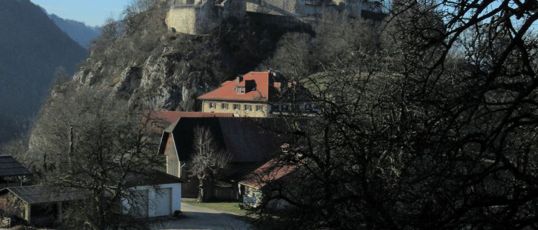 Bild enthält, Nature, Outdoors, Building, Spire, Countryside, Tree, Rural, Hut, Scenery, Fortress