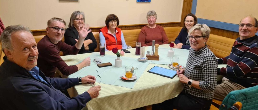 Bild enthält, People, Person, Adult, Female, Woman, Dining Table, Table, Dining Room, Male, Man