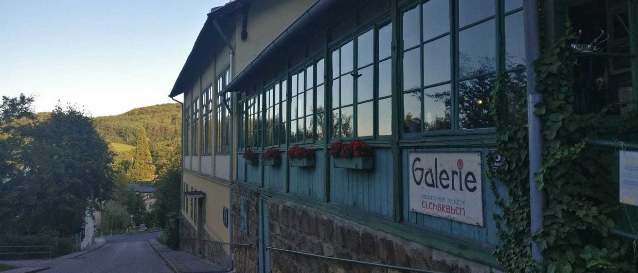 Bild enthält, City, Road, Street, Urban, Building, Hotel, Outdoors, Shelter, Path, Plant