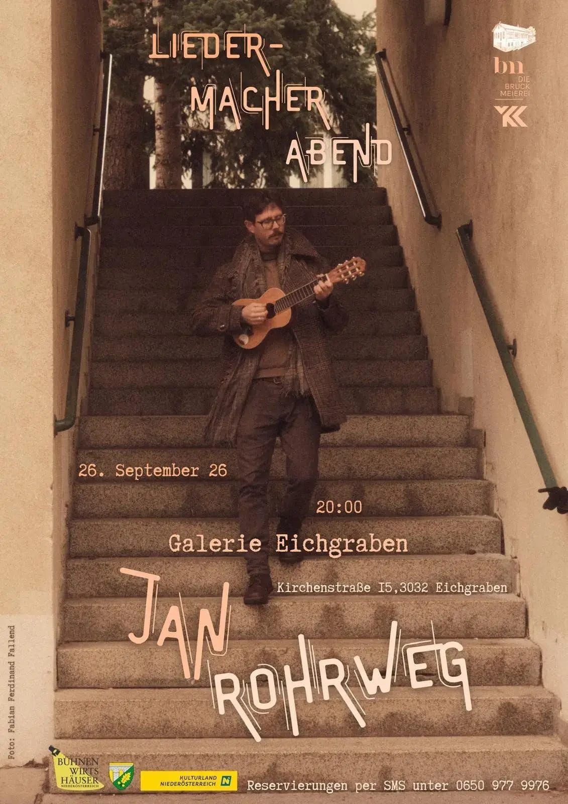 Ein Mann spielt eine Gitarre, während er auf einer Treppe steht, mit einem Veranstaltungsposter für Jan Bourveg im Hintergrund.