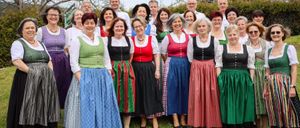 Bild enthält, Groupshot, Person, People, Adult, Female, Woman, Necklace, Glasses, Shoe, Skirt
