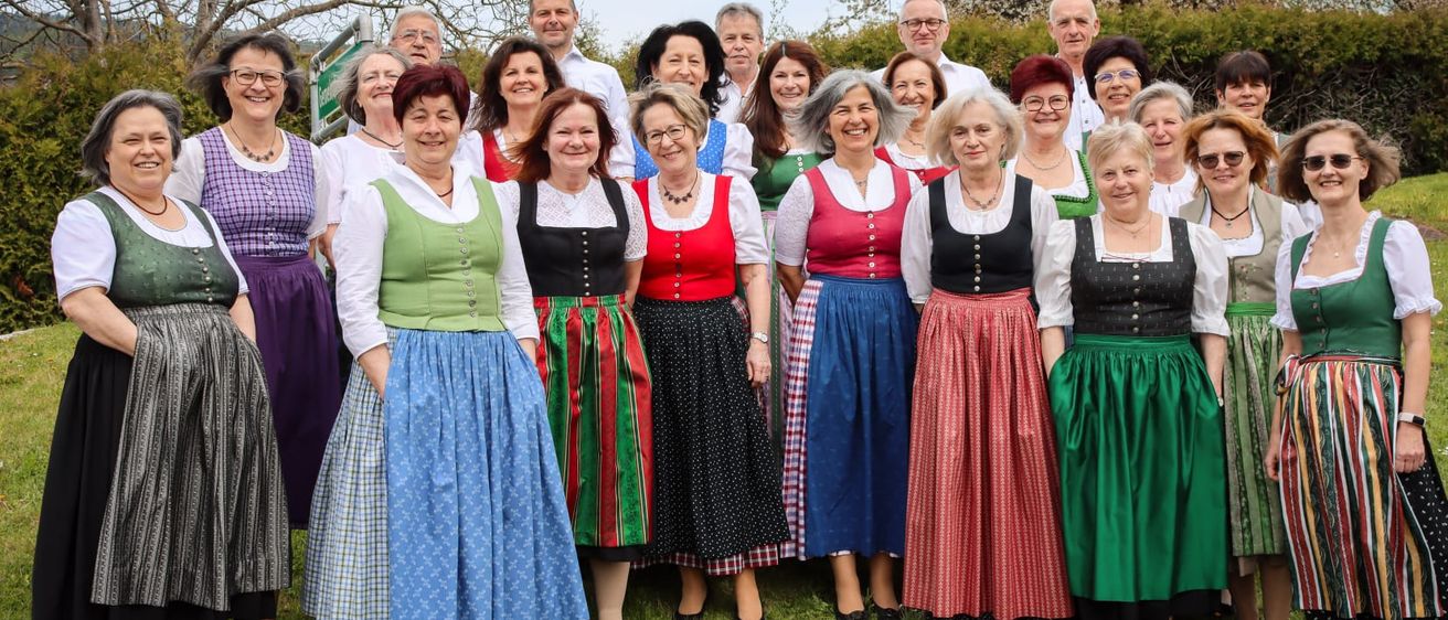 Bild enthält, Groupshot, Person, People, Adult, Female, Woman, Necklace, Glasses, Shoe, Skirt