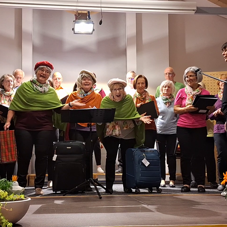 Bild enthält, Adult, Female, Person, Woman, Music, Musical Instrument, Musician, Performer, Singing, Crowd