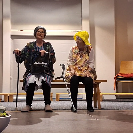 Bild enthält, Plant, Potted Plant, Adult, Female, Person, Woman, Solo Performance, Dancing, Mace Club, Face