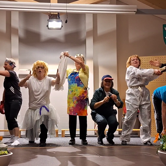 Bild enthält, Adult, Female, Person, Woman, Glove, Musician, Singing, Male, Man, Sword