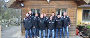 Bild enthält, Pants, Shelter, People, Person, Jeans, Coat, Jacket, Shoe, Adult, Man