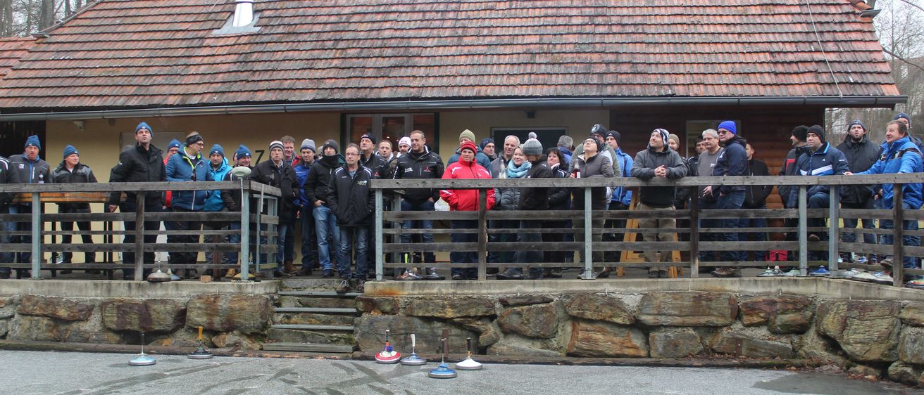 Bild enthält, Shelter, Person, Housing, House, Roof, Shoe, Handbag, Hat, Wood, Glove