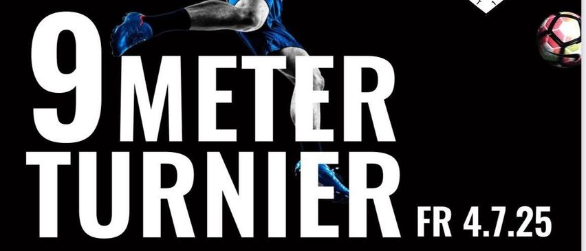 Ein Plakat für ein Fußballereignis zeigt einen Spieler, der einen Ball tritt. Es steht '9 Meter Turnier', mit einer Startzeit von 19:00. Das Spiel ist 4+1, und die Eintrittsgebühr beträgt 25 €. Getränkegutscheine sind für 100 € erhältlich.