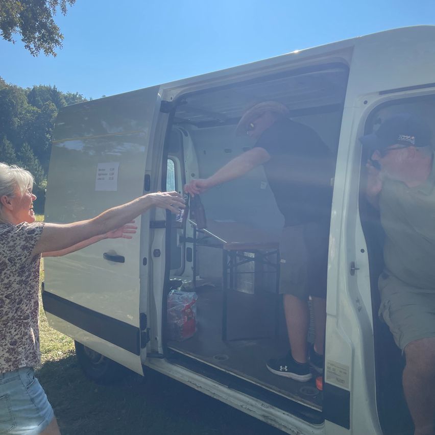 Bild enthält, Shorts, Person, Adult, Male, Man, Wheel, Car, Vehicle, Face, Shoe