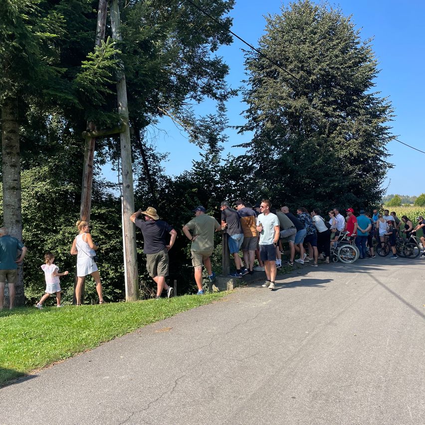 Bild enthält, Person, Walking, Bicycle, Outdoors, Shorts, People, Wheel, Road, Nature, Shoe