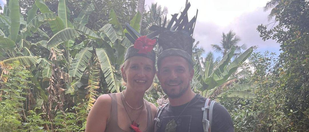 Bild enthält, Person, Photography, Portrait, Vegetation, Rose, Necklace, Soil, Potted Plant, Tree, Man