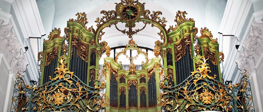 Bild enthält, Architecture, Building, Chandelier, Lamp, Altar, Church, Prayer, Monastery