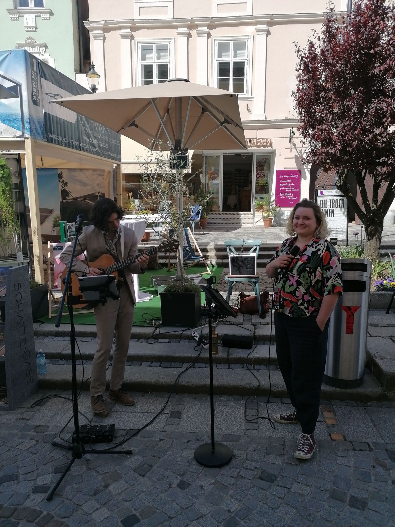 Bild enthält, Path, Shoe, Plant, Walkway, Handbag, Adult, Male, Man, Person, Woman