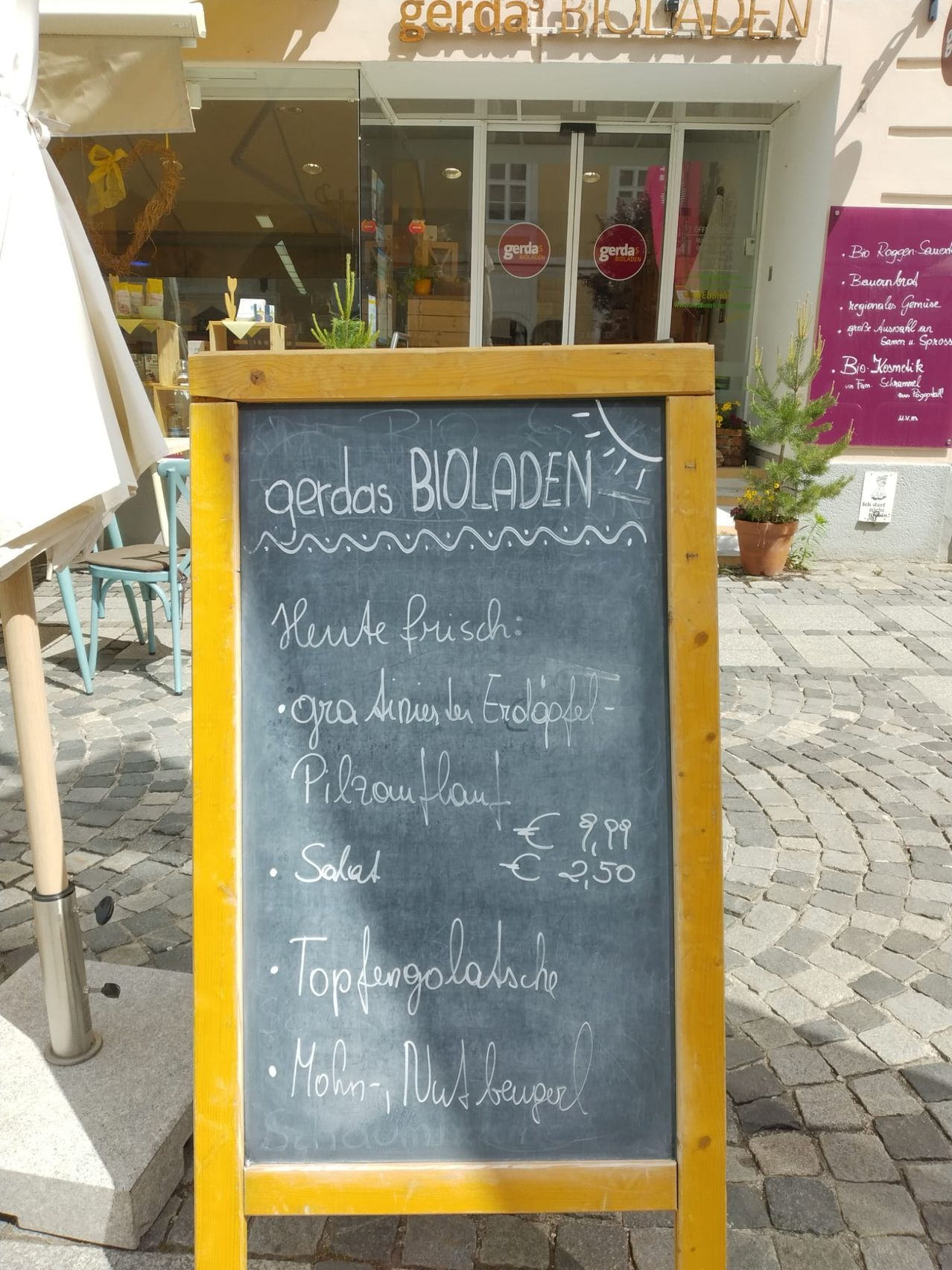 Bild enthält, Blackboard, Text, Computer Hardware, Electronics, Hardware, Monitor, Screen