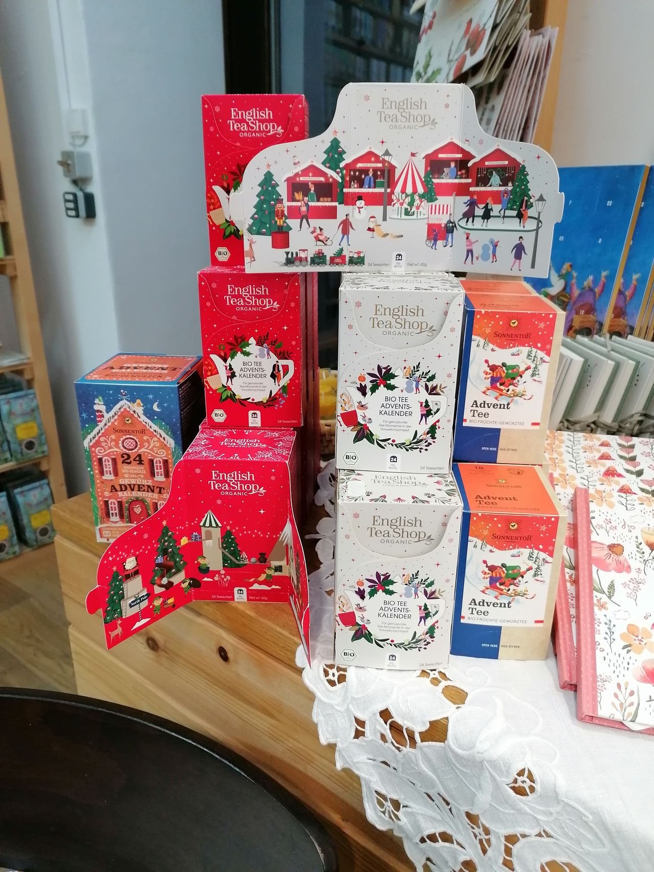 Bild enthält, Person, Envelope, Greeting Card, Mail, Box