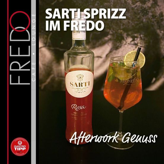 Eine Flasche Sarti Spritz Rosa neben einem Glas, gefüllt mit einem roten Cocktail, garniert mit einer Zitronenscheibe und einem Strohhalm. Das Bild ist vor einem dunklen Hintergrund mit den Worten 'Sarti Spritz im Fredo' in weißer Schrift.