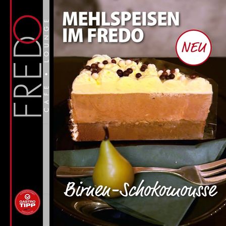 Ein Dessert mit Schichten aus Schokolade, Eiscreme und Schokoladenstückchen, serviert auf einem Teller mit einer Birne und einer Gabel, mit einem roten 'NEU'-Schild in der Ecke.