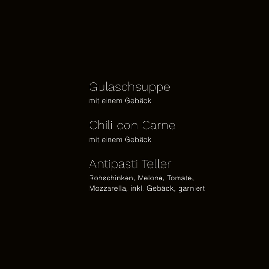 Ein Menü mit drei Speisen auf schwarzem Hintergrund. Die erste Speise ist 'Gulaschsuppe mit einem Geback', die zweite ist 'Chili con Carne mit einem Geback' und die dritte ist 'Antipasti Teller' mit aufgelisteten Zutaten.
