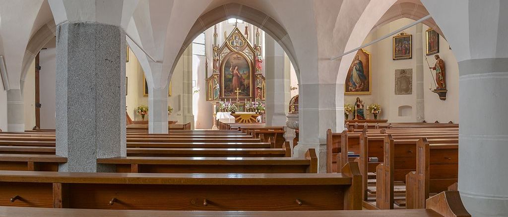 Bild enthält, Indoors, Prayer, Architecture, Building, Chapel, Church, Person
