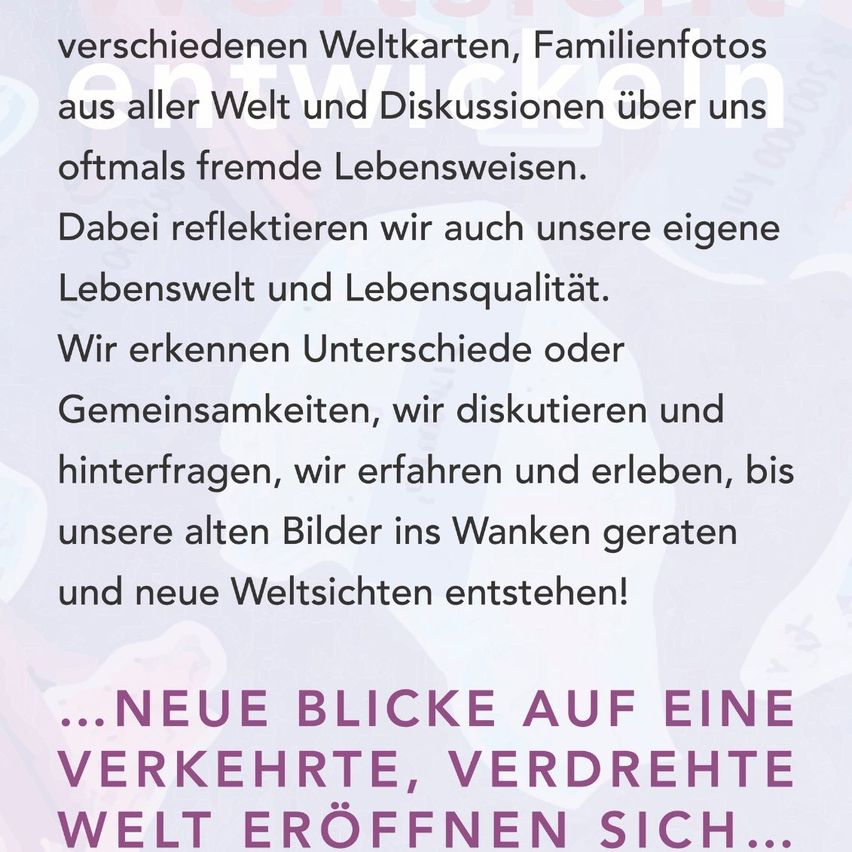 Ein Plakat mit Text auf Deutsch bespricht verschiedene Weltkarten, Familienfotos und Diskussionen über uns, oft fremde Lebensweisen. Es reflektiert über unsere eigene Lebenszufriedenheit und Lebensqualität.