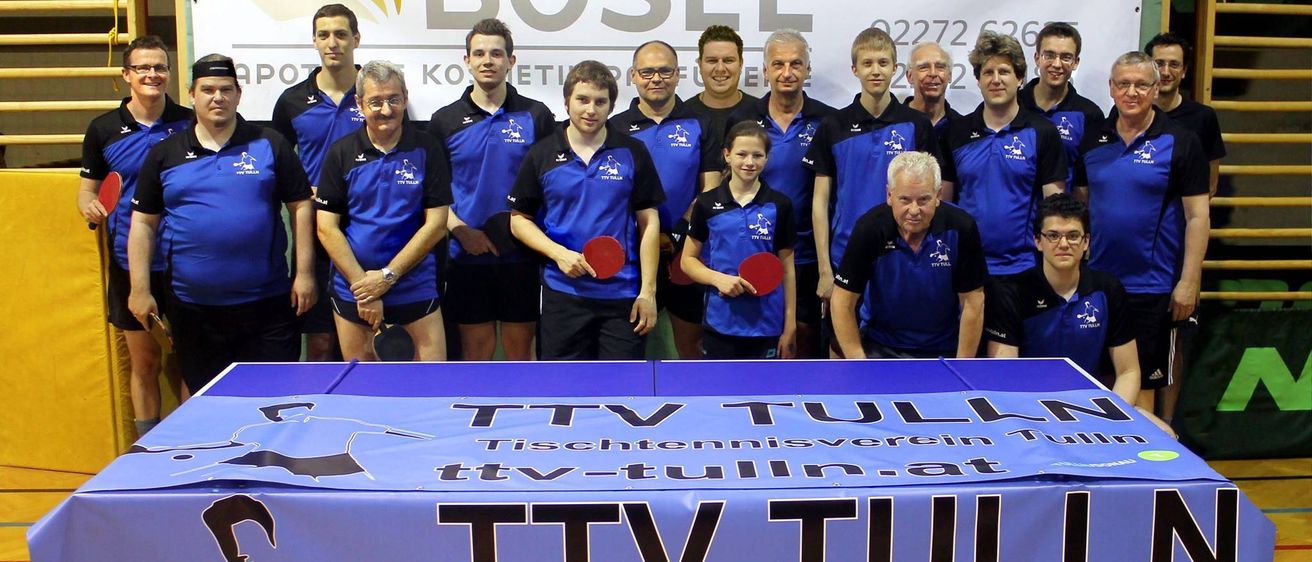 Bild enthält, People, Person, Groupshot, Adult, Male, Man, Boy, Teen, Banner, Ping Pong Paddle