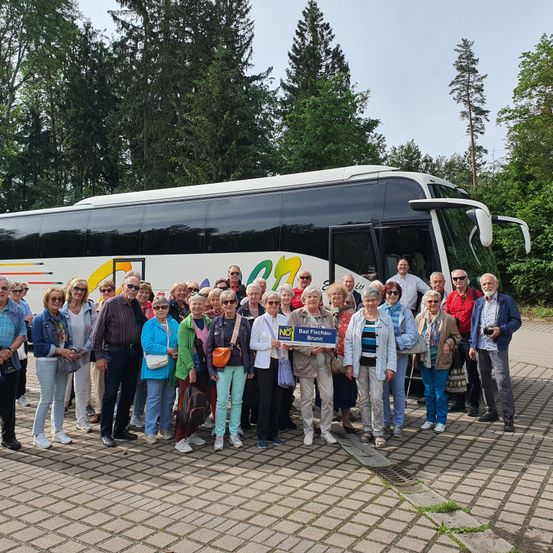 Bild enthält, People, Person, Boarding, Bus, Vehicle, Jeans, Pants, Footwear, Shoe, Coat