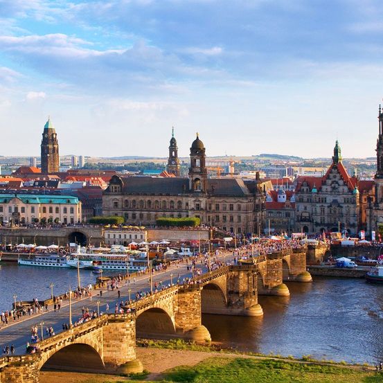 Bild enthält, City, Metropolis, Urban, Building, Cityscape, Boat, Waterfront, Landmark, Outdoors, Scenery