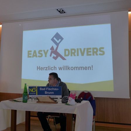 Bild enthält, Crowd, Person, Audience, Adult, Male, Man, People, Speech, Chair, Face